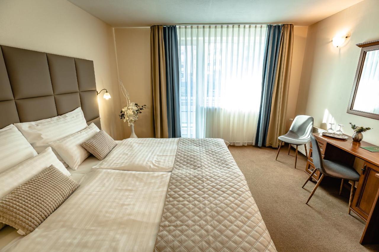 Hotel Dixon So Vstupom Do Bazena A Virivky Zdarma - Free Entrance To Pool And Jacuzzi Included Banska Bystrica Ngoại thất bức ảnh