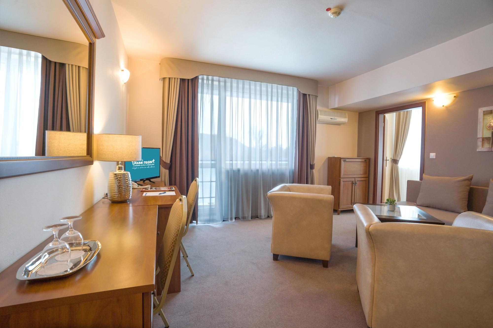 Hotel Dixon So Vstupom Do Bazena A Virivky Zdarma - Free Entrance To Pool And Jacuzzi Included Banska Bystrica Ngoại thất bức ảnh