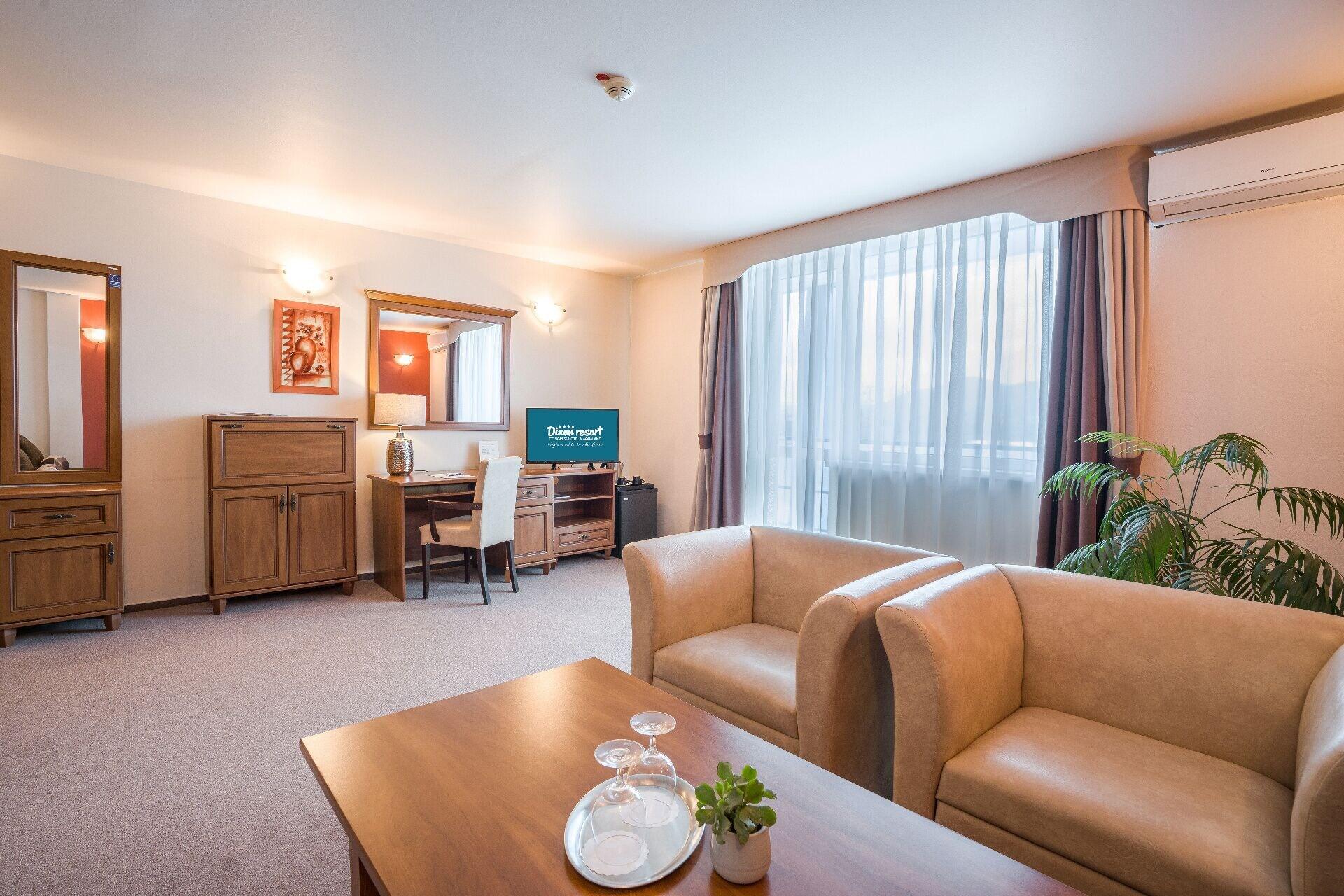 Hotel Dixon So Vstupom Do Bazena A Virivky Zdarma - Free Entrance To Pool And Jacuzzi Included Banska Bystrica Ngoại thất bức ảnh