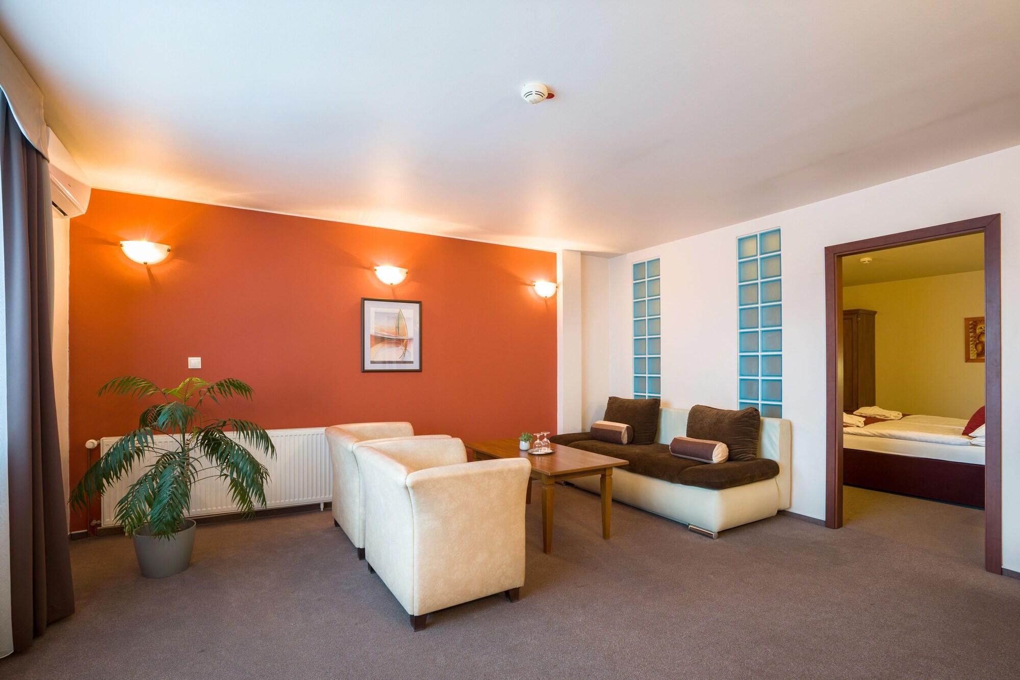 Hotel Dixon So Vstupom Do Bazena A Virivky Zdarma - Free Entrance To Pool And Jacuzzi Included Banska Bystrica Ngoại thất bức ảnh