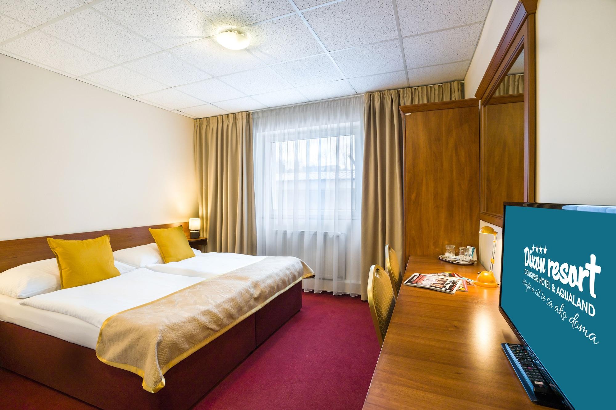 Hotel Dixon So Vstupom Do Bazena A Virivky Zdarma - Free Entrance To Pool And Jacuzzi Included Banska Bystrica Ngoại thất bức ảnh