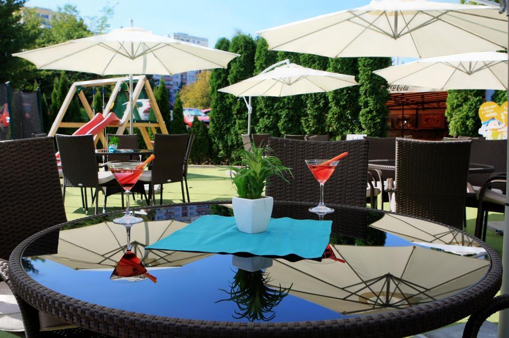 Hotel Dixon So Vstupom Do Bazena A Virivky Zdarma - Free Entrance To Pool And Jacuzzi Included Banska Bystrica Ngoại thất bức ảnh