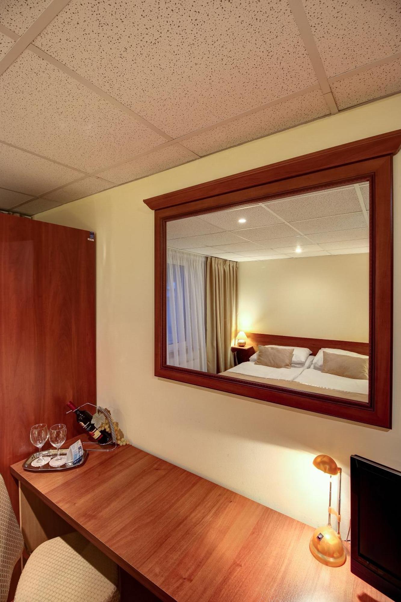 Hotel Dixon So Vstupom Do Bazena A Virivky Zdarma - Free Entrance To Pool And Jacuzzi Included Banska Bystrica Ngoại thất bức ảnh