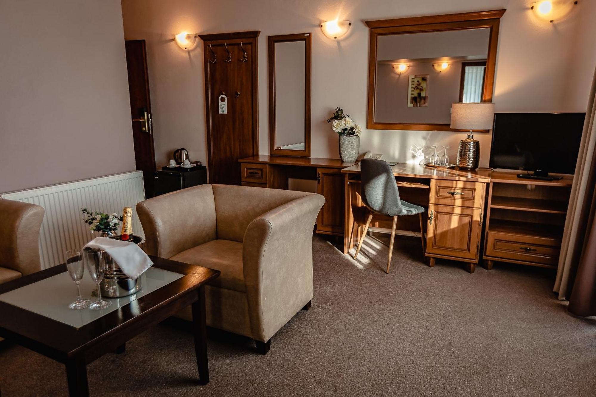 Hotel Dixon So Vstupom Do Bazena A Virivky Zdarma - Free Entrance To Pool And Jacuzzi Included Banska Bystrica Ngoại thất bức ảnh