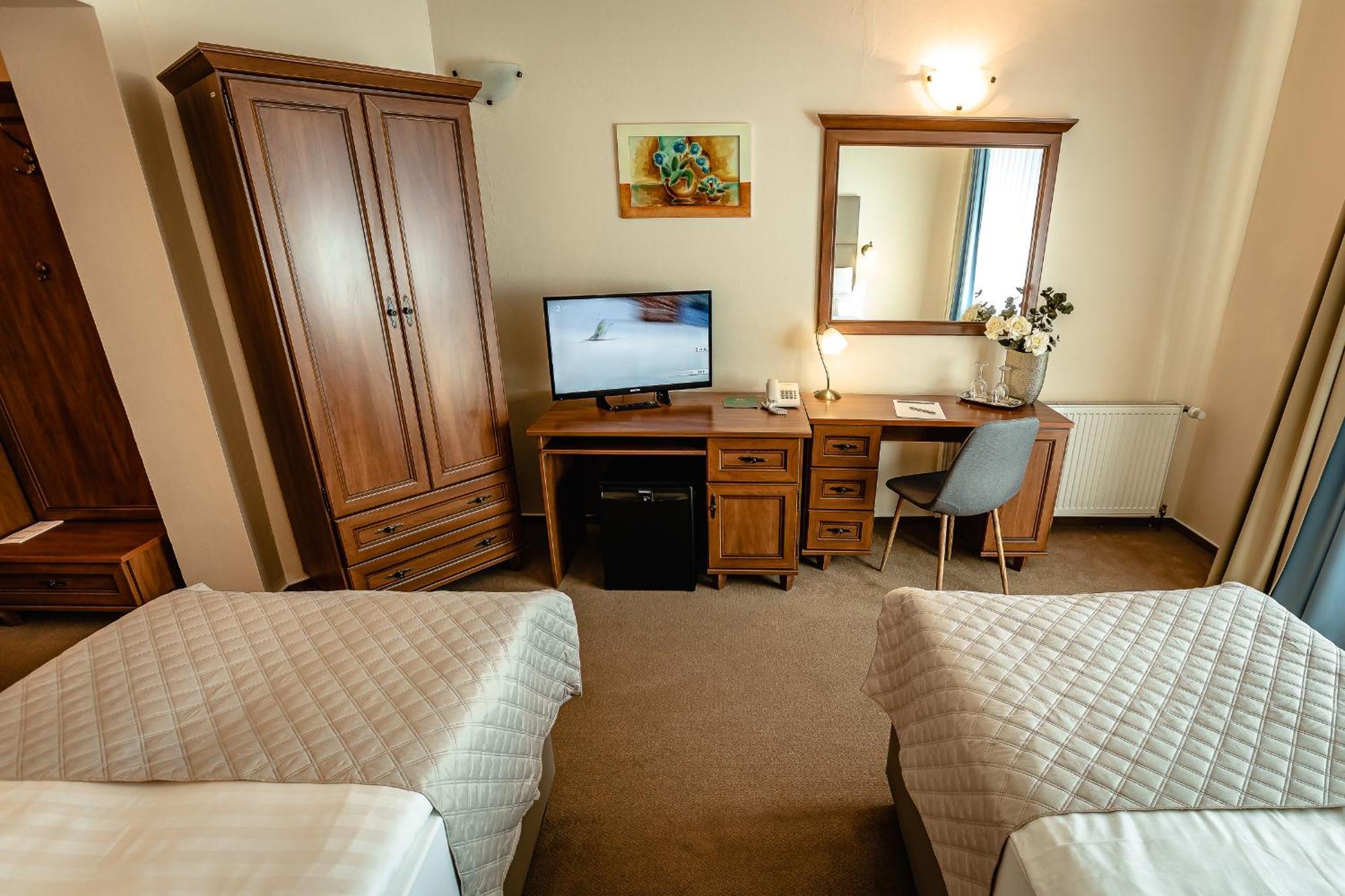 Hotel Dixon So Vstupom Do Bazena A Virivky Zdarma - Free Entrance To Pool And Jacuzzi Included Banska Bystrica Ngoại thất bức ảnh