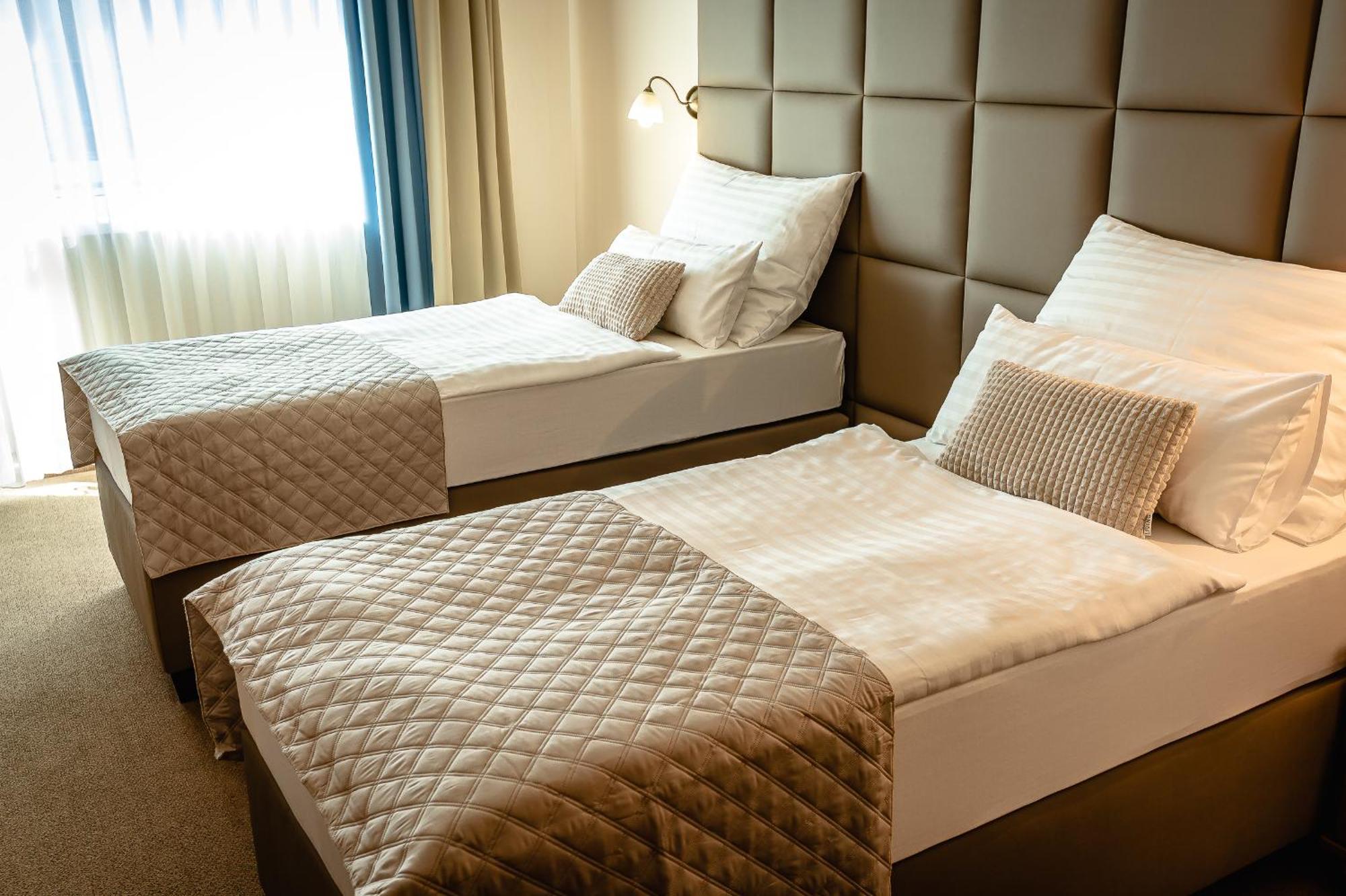 Hotel Dixon So Vstupom Do Bazena A Virivky Zdarma - Free Entrance To Pool And Jacuzzi Included Banska Bystrica Ngoại thất bức ảnh