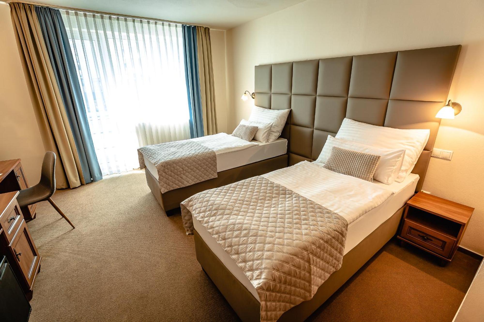 Hotel Dixon So Vstupom Do Bazena A Virivky Zdarma - Free Entrance To Pool And Jacuzzi Included Banska Bystrica Ngoại thất bức ảnh