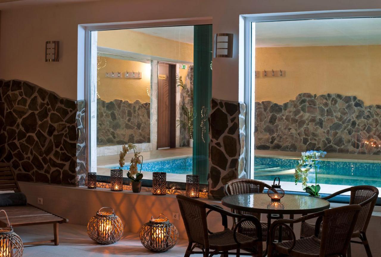 Hotel Dixon So Vstupom Do Bazena A Virivky Zdarma - Free Entrance To Pool And Jacuzzi Included Banska Bystrica Ngoại thất bức ảnh