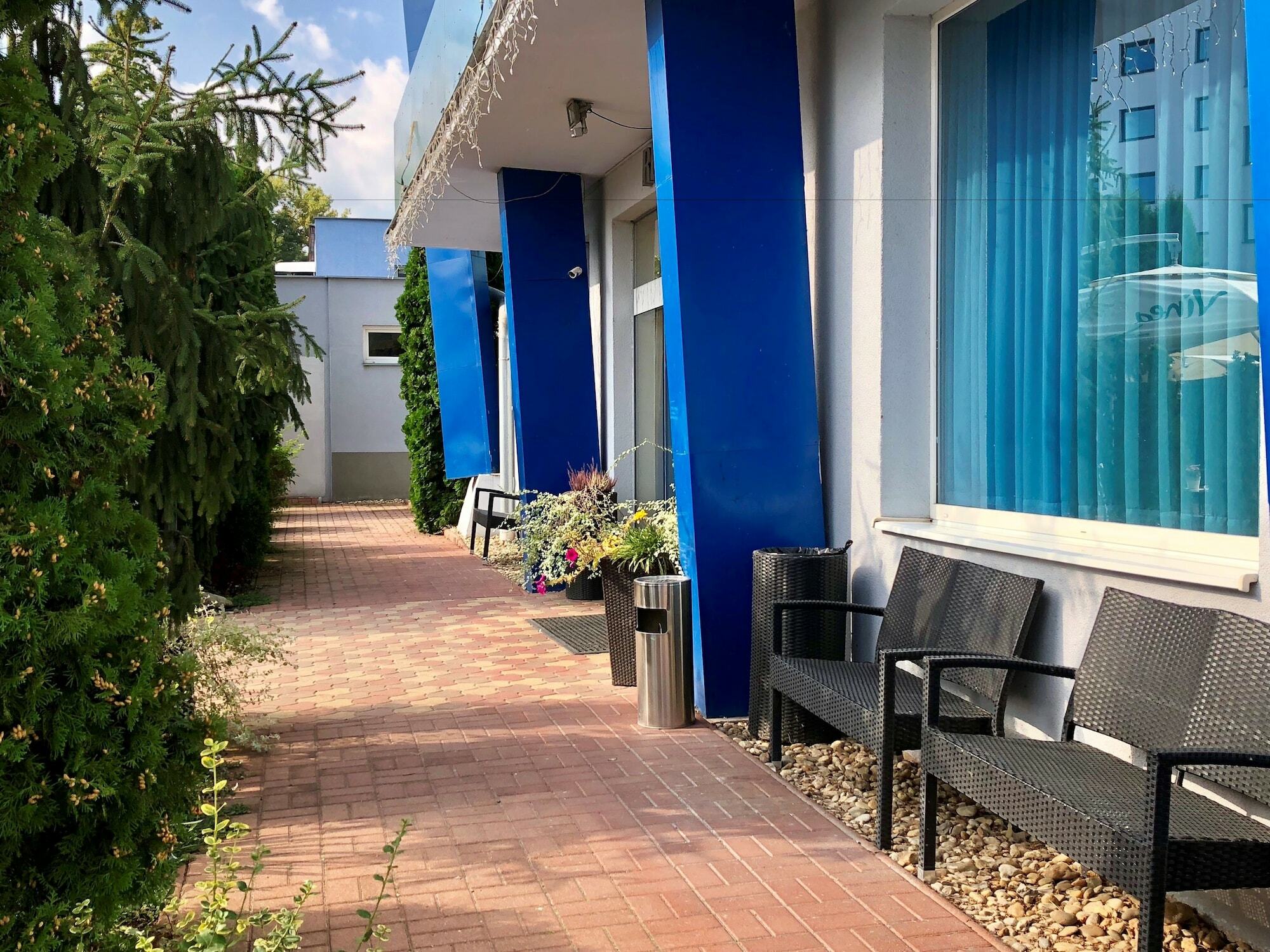 Hotel Dixon So Vstupom Do Bazena A Virivky Zdarma - Free Entrance To Pool And Jacuzzi Included Banska Bystrica Ngoại thất bức ảnh