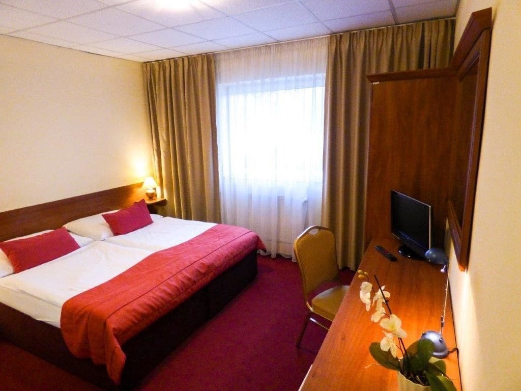 Hotel Dixon So Vstupom Do Bazena A Virivky Zdarma - Free Entrance To Pool And Jacuzzi Included Banska Bystrica Ngoại thất bức ảnh