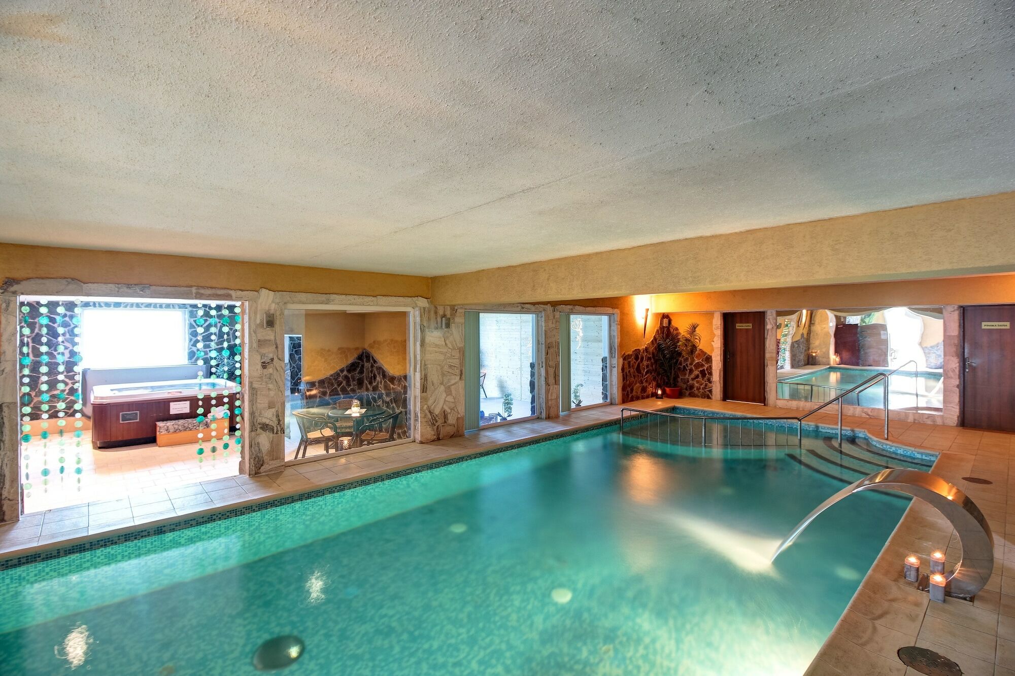 Hotel Dixon So Vstupom Do Bazena A Virivky Zdarma - Free Entrance To Pool And Jacuzzi Included Banska Bystrica Ngoại thất bức ảnh