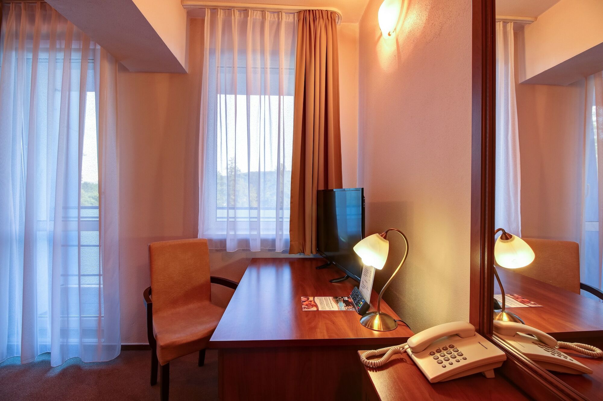 Hotel Dixon So Vstupom Do Bazena A Virivky Zdarma - Free Entrance To Pool And Jacuzzi Included Banska Bystrica Ngoại thất bức ảnh