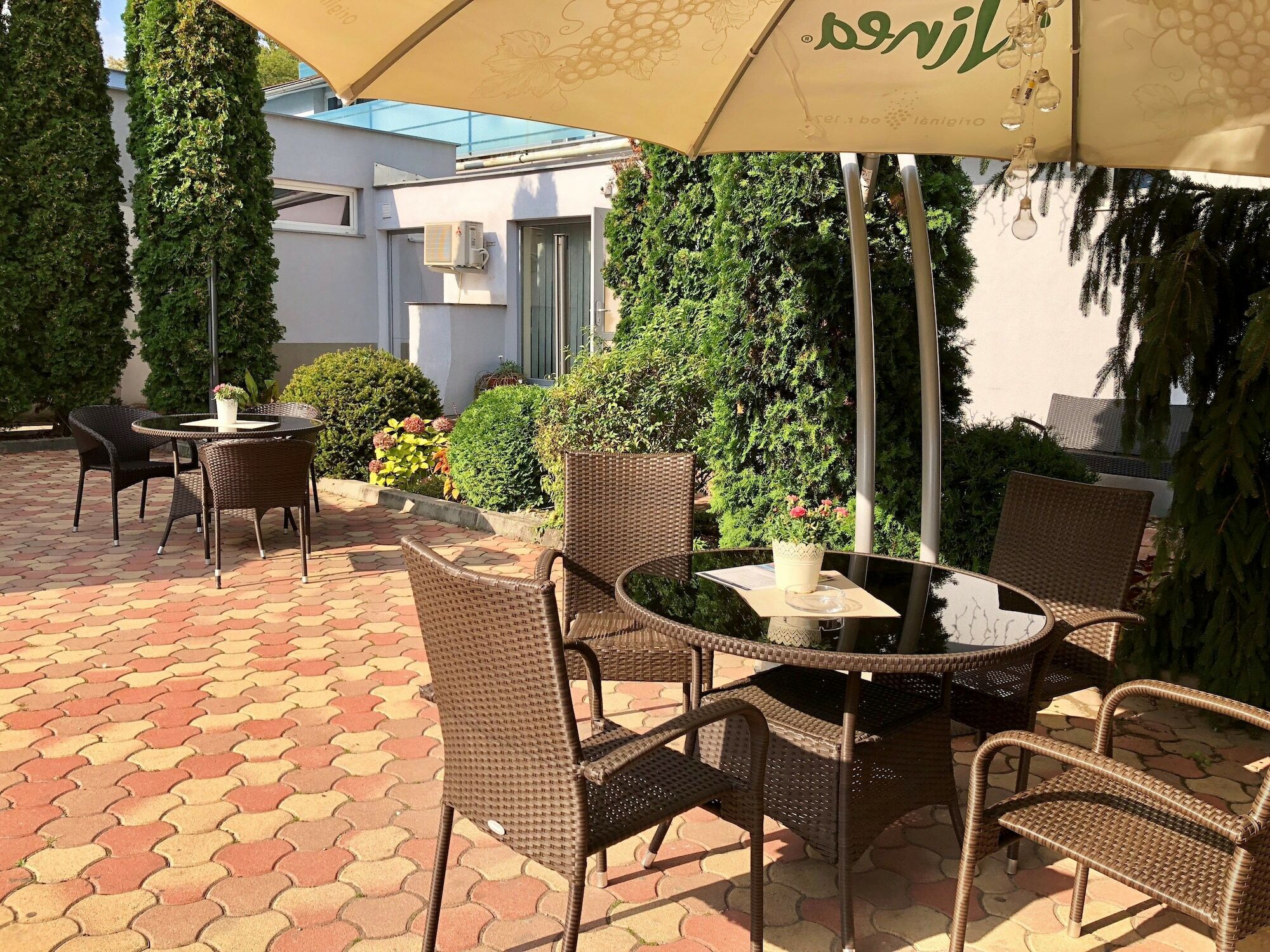 Hotel Dixon So Vstupom Do Bazena A Virivky Zdarma - Free Entrance To Pool And Jacuzzi Included Banska Bystrica Ngoại thất bức ảnh