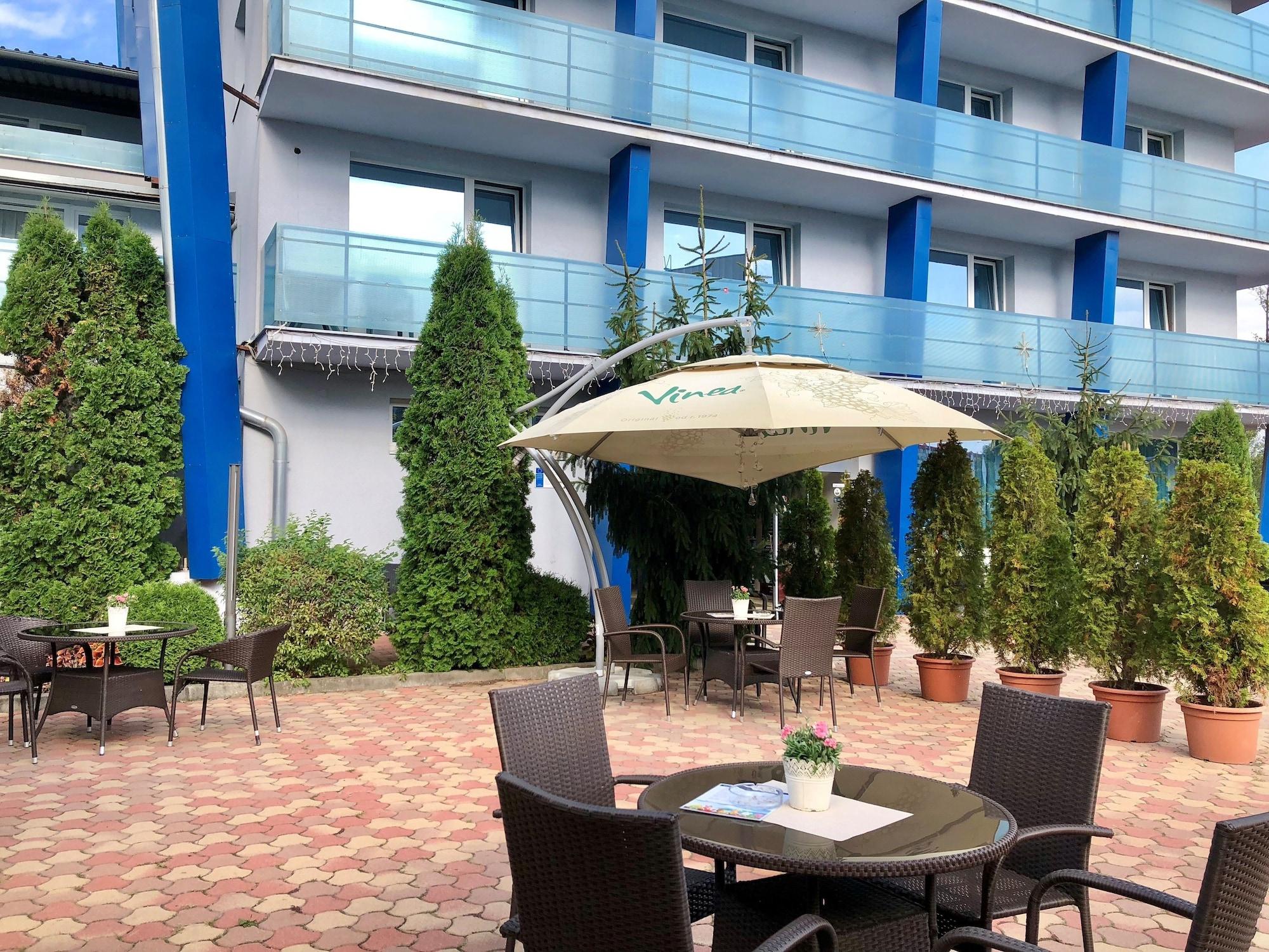 Hotel Dixon So Vstupom Do Bazena A Virivky Zdarma - Free Entrance To Pool And Jacuzzi Included Banska Bystrica Ngoại thất bức ảnh